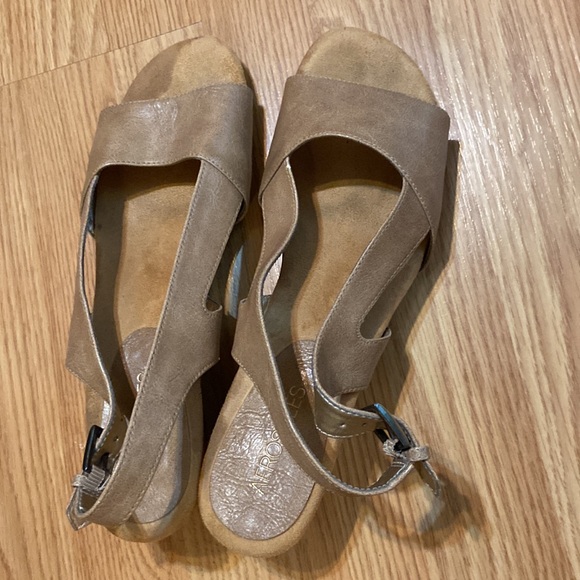 Aerosoles tan wedge sandals with adjustable strap size 10 - Picture 7 of 11